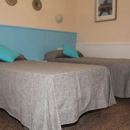 Emporda בית הארחה 3*