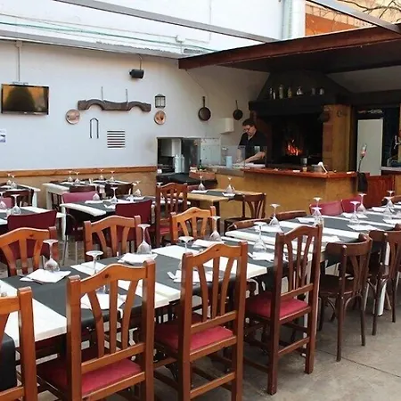 Emporda בית הארחה 3*